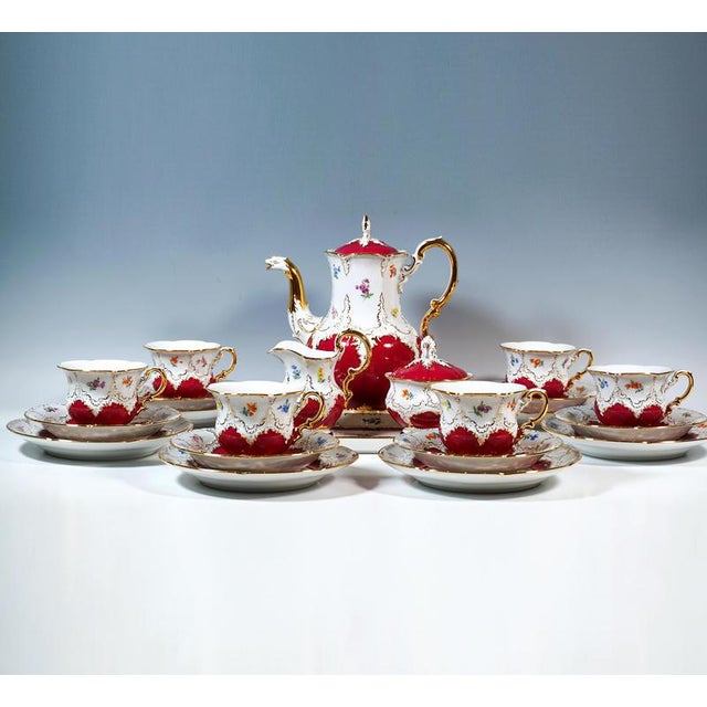 Meissen service, consisting of 22 pieces: 1 coffee pot with lid, 1 milk jug, 1 sugar bowl, 6 cups, 6 saucers, 6 dessert...