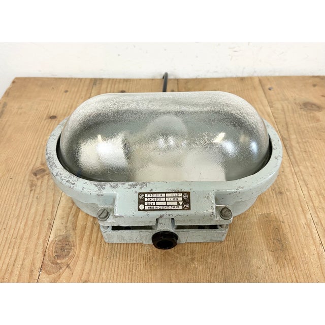 Industrial Cast Aluminium Wall Light with Frosted Glass from Elektrosvit, 1970s For Sale - Image 4 of 16