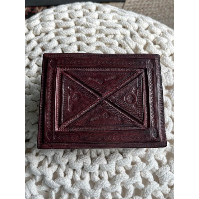 1950s Mid-20th Century Vintage Tuareg Box Hand-Tooled & Hand-Dyed Leather For Sale - Image 5 of 8