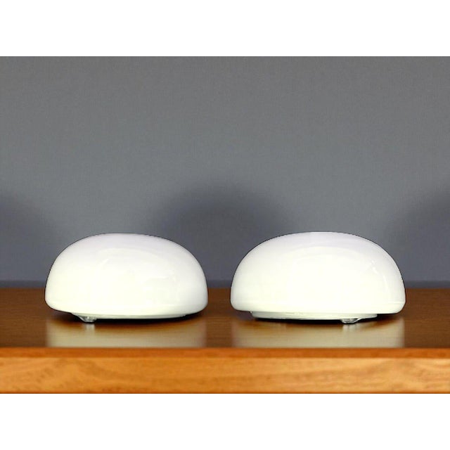 Pair of minimalist flush mount lights for the ceiling or wall. Made of opaline glass and aluminium, equipped with an E27...