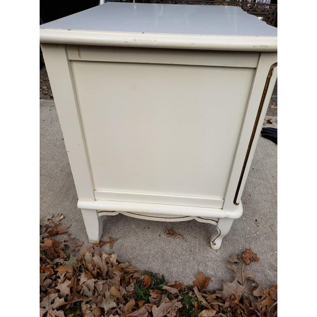1970s Vintage Ivory & Gold Wood Nightstand Mid Century French Provincial For Sale - Image 5 of 11