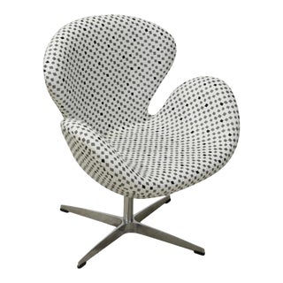 White Swan Chair, Arne Jacobsen Style Late 20th Century For Sale