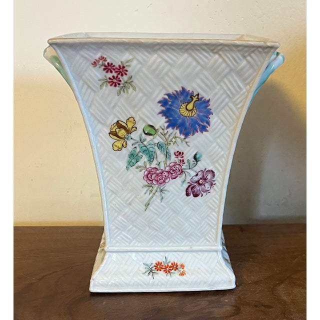 Chinoiserie Antique 18th Century Chinese Export Porcelain Bulb Pot or Cachepot Vase in Famille Rose Glaze Circa 1790 For Sale - Image 3 of 13