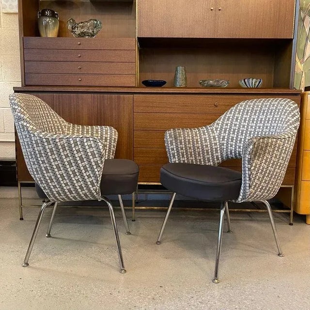 1960s Pair of Eero Saarinen for Knoll Executive Armchairs For Sale - Image 5 of 12