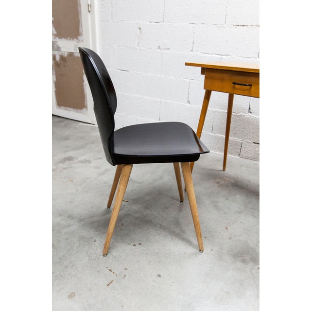 Discover this Baumann desk and chair set from the 1960s, an iconic piece of vintage design. The desk, with its light wood...