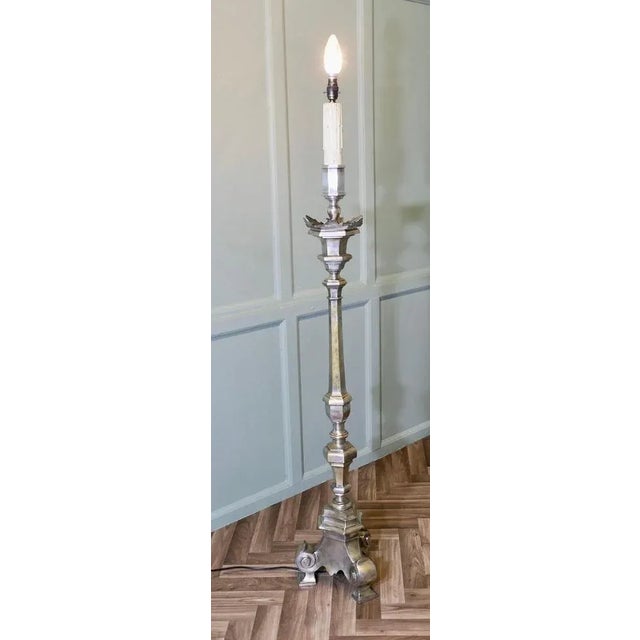 This lamp is a statuesque piece, silver-plated on brass with a very large faceted central column, the top of the lamp...