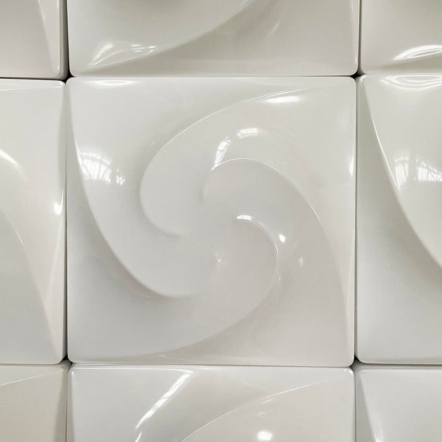 1980s Italian Modern Spiral Shape Modular Wall Lamps in White Acrylic Glass, 1980s, Set of 9 For Sale - Image 5 of 11