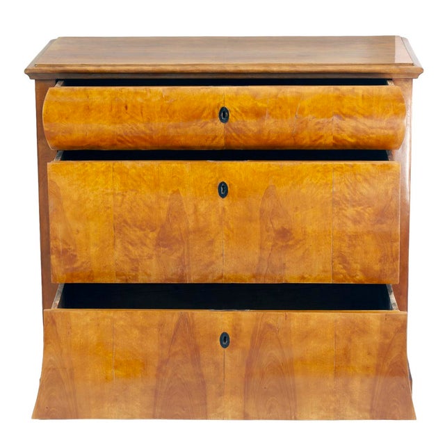 Early 19th Century Antique German Biedermeier Honey Toned Maple Chest of Drawers For Sale - Image 5 of 7