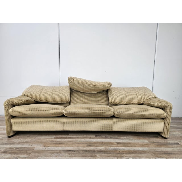 An icon of Italian design, the Maralunga 3-seater, designed by Vico Magistretti for Cassina, is a timeless piece that...