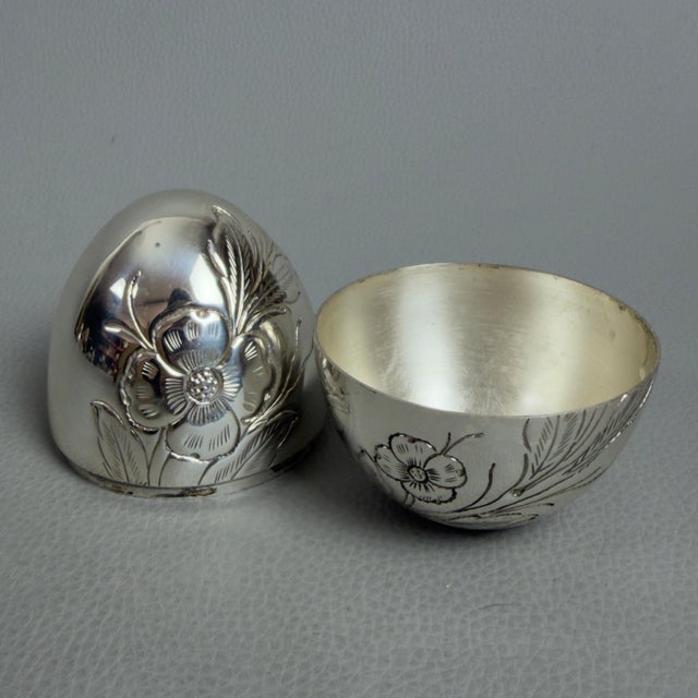 Elegant and refined, this egg-shaped box represents a classic of Italian artisanal silverware, perfect as a collector's...