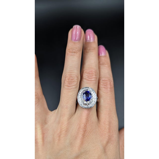 3.20 Carat Blue Sapphire Diamond Cluster Ring in 18k Gold, Size 7.5 For Sale In New York - Image 6 of 9