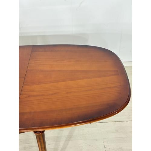 Elegant dining table from the premium brand Warrings, distinguished by its first-class craftsmanship. The table is made of...