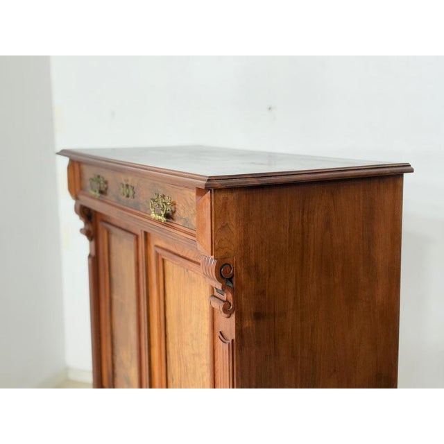 Antique Gründerzeit Vertiko Chest of Drawers in Walnut Veneer with Brass Fittings, 1900s For Sale - Image 9 of 14