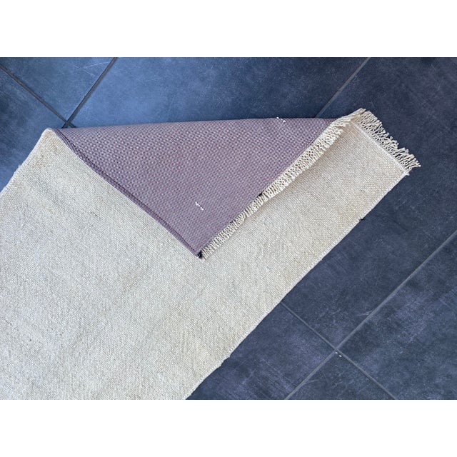 White Plain Vintage Turkish Kilim Rug For Sale - Image 4 of 6