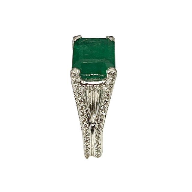 8.5 Carat Emerald Cut Emerald and 4 Ct Diamond Ring Platinum, Estate 6.5 Unisex For Sale - Image 4 of 18