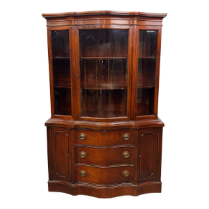 Vintage Federal Style Bow Front Mahogany China / Display Cabinet