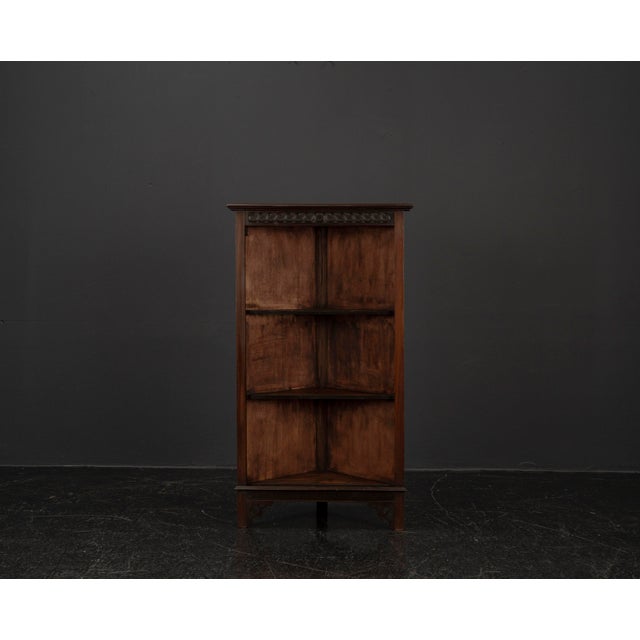 This brown corner shelf from the 1920s impresses with its timeless design and well-balanced proportions. Crafted from fir...