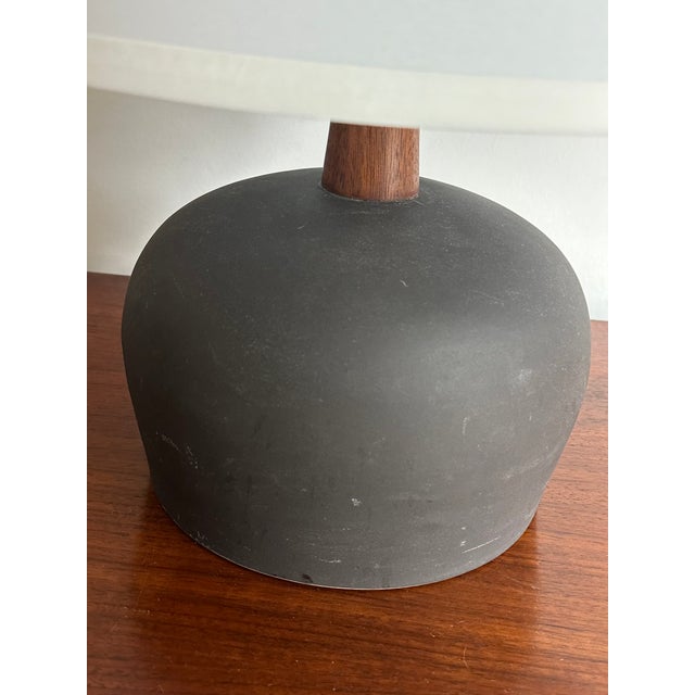 1960s Jane and Gordon Martz Minimalist Ceramic Table Lamp in Walnut and Ceramic For Sale In Philadelphia - Image 6 of 7