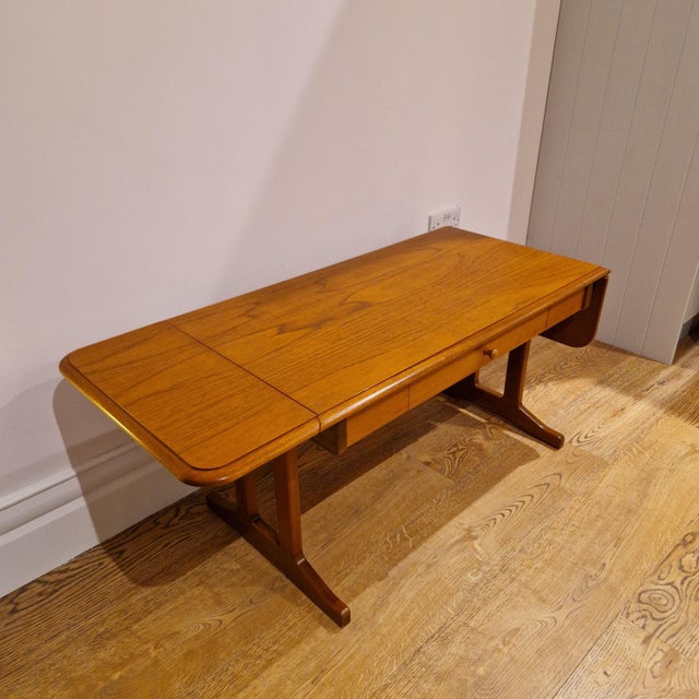 This stunning Stag mid-century drop-leaf coffee table is a perfect blend of vintage charm and functional design. Crafted...
