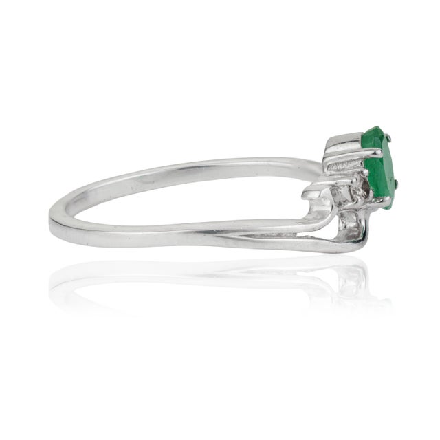 Metal Contemporary 925 Silver Oval 0.55 Ct Emerald & Diamond Split-Shank Wave Ring Size 8 For Sale - Image 7 of 13