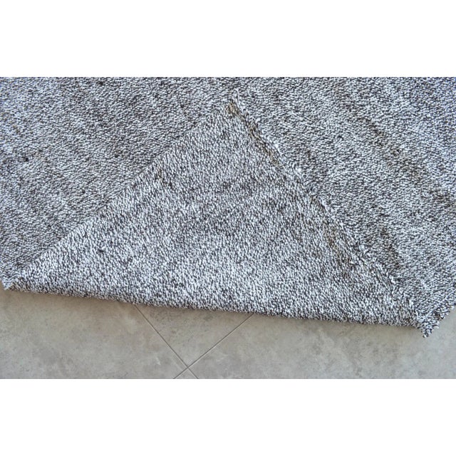 Light Gray 1960s Vintage Flat Weave Turkish Kilim Rug. Solid Gray Goat Hair Area Rug 7'2" X 9'2" For Sale - Image 8 of 9