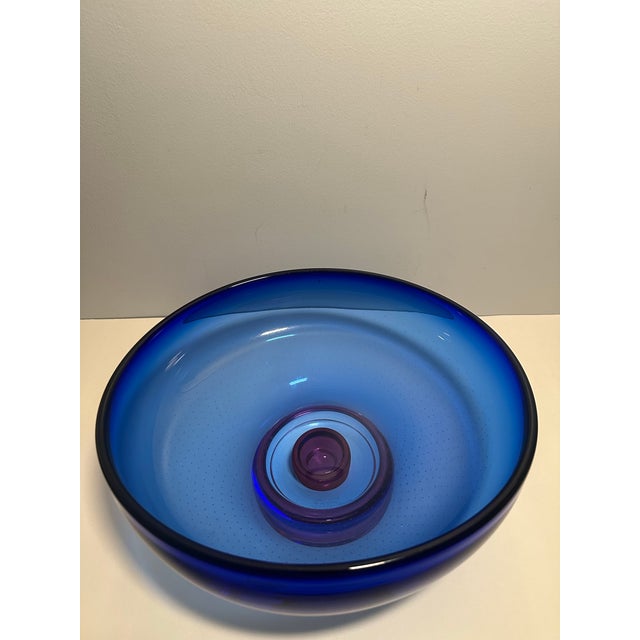 1990s Signed Kost Boda Centerpiece Bowl Goran Warff 11” 7059 7059912 Blue Magenta For Sale - Image 5 of 5