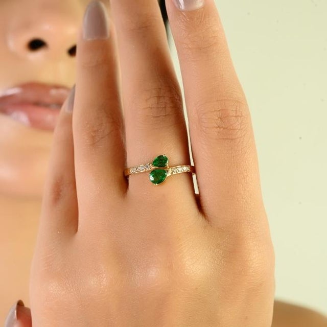Pear Cut Natural Emerald and Diamond Bypass Ring Size 6 in 14k Yellow Gold For Sale - Image 4 of 13