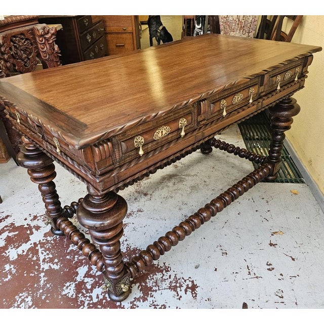 Portuguese "Buffet" Table from the 18th century, fully restored. Made of twisted and trembling rosewood and vinhático...