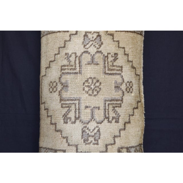 Here i am listing a 100% Handmade double knotted rug pillow cover, made from Vintage Oushak carpet rug. This’s a modern...