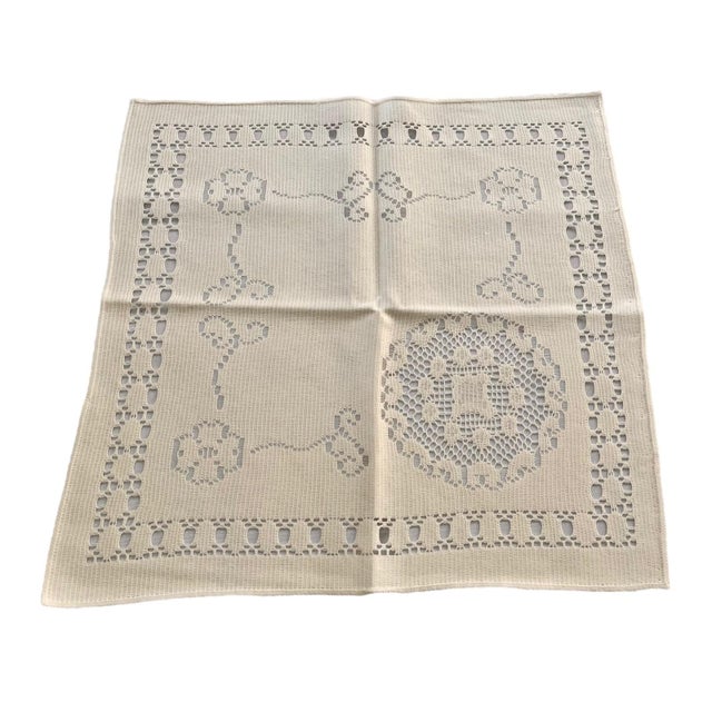 This is a beautiful, elegant, and classic traditional set of 6 dinner napkins. They have a pierced lace/ cutwork...