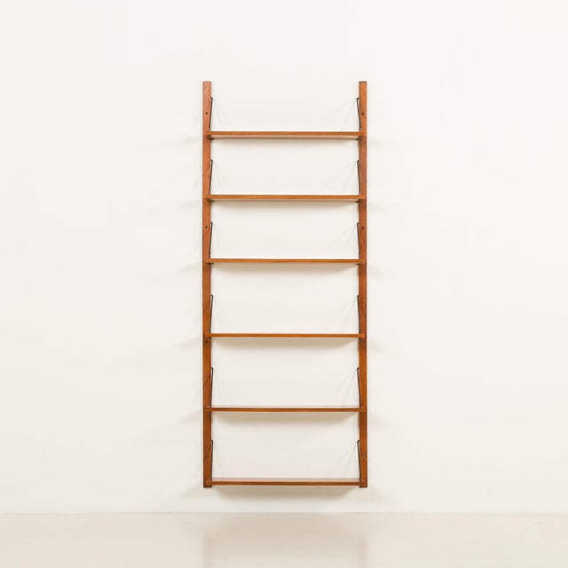 This mid-century teak shelving unit comes from Denmark from the 1960s. The same period as the famous Poul Cadovius units....