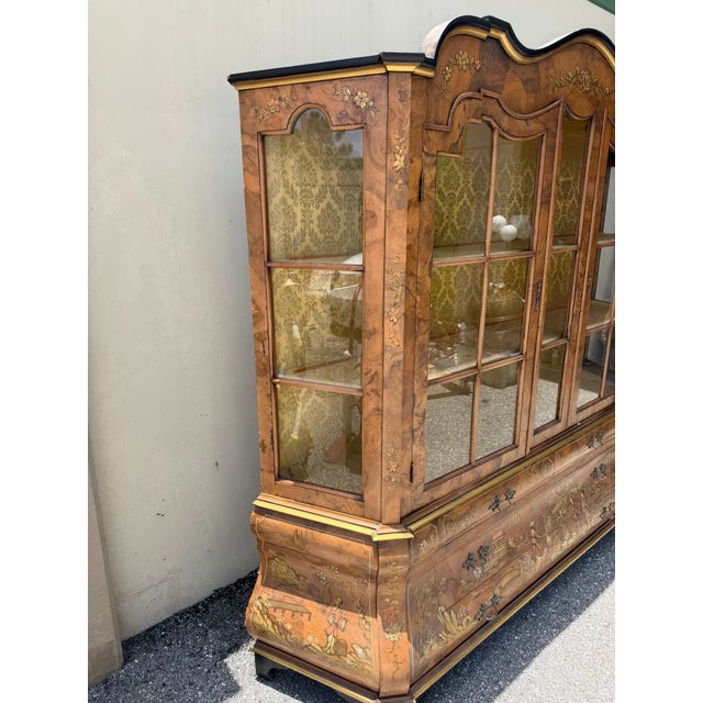 1970s Hand Painted Gold Leaf Chinoiserie Vitrine Burl Wood Display Cabinet For Sale - Image 13 of 16