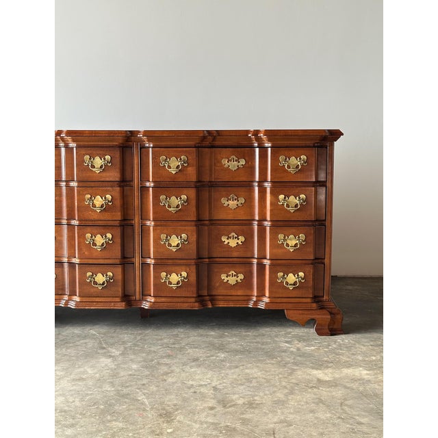 1980s Vintage Georgian Serpentine Block-Front Mahogany 8-Drawer Dresser For Sale - Image 5 of 18