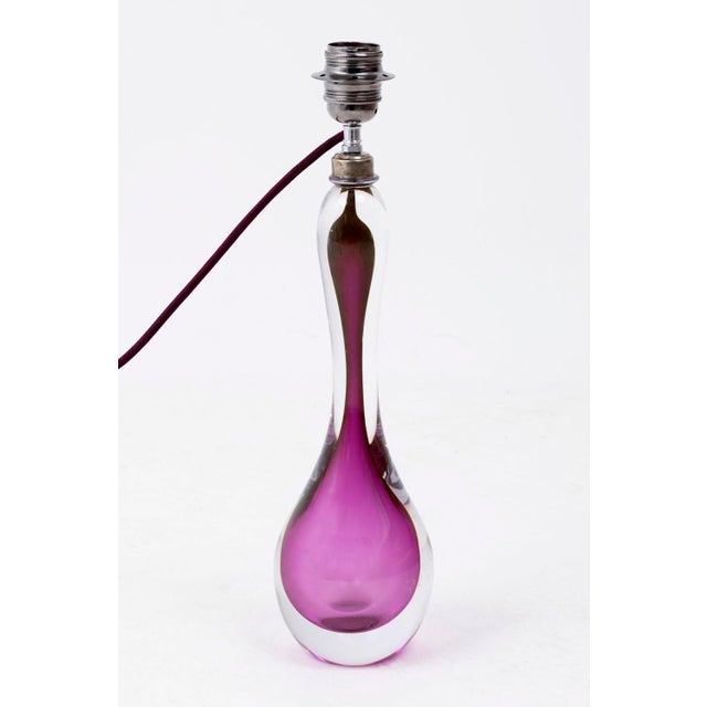 Val-Saint-Lambert, attributed to. Lamp in stylized baluster shaped transparent moulded crystal, purple doubled. Work...