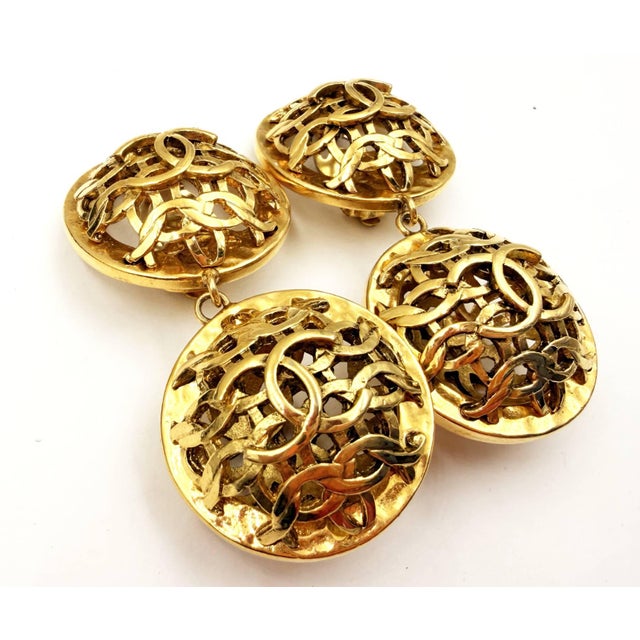 1990s Chanel Vintage Gold Plated CC Weaving Round Dangle Large Clip on Earrings, A Pair For Sale - Image 5 of 6