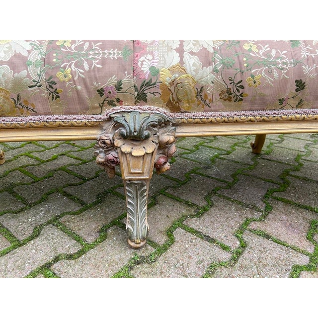 1970s French Louis XVI Pink Damask Gold Beech Settee 1 Pc For Sale - Image 10 of 16