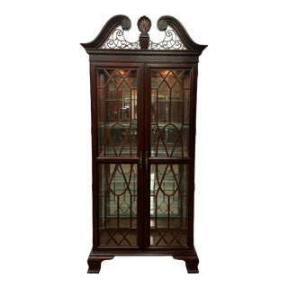 Vintage Bernhardt Chippendale Style Mahogany Curio / Display Cabinet For Sale