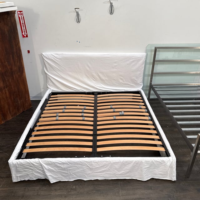 Gervasoni Eastern King Paola Navone for Gervasoni Ghost 80 Slipcovered Bed Frame, Lino Bianco For Sale - Image 4 of 12