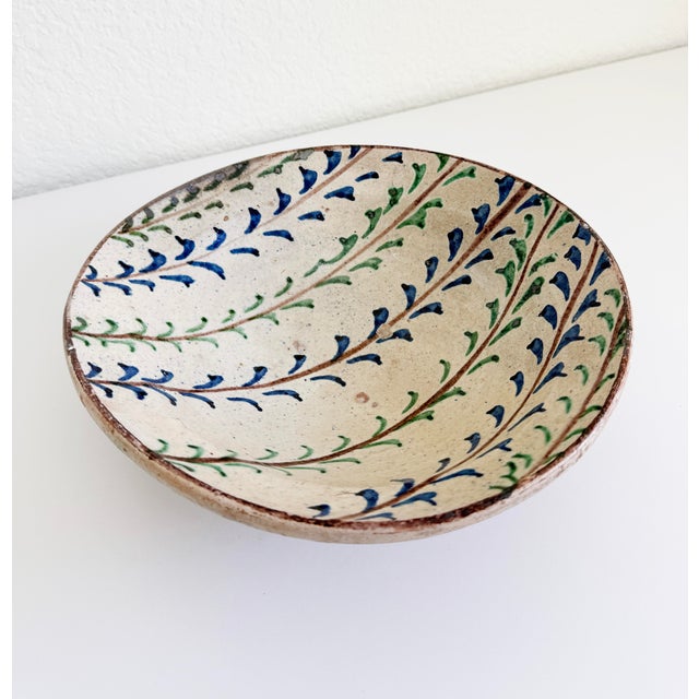 19th Century Slipware Bowl With Hand-Painted Vine Motif For Sale In Sacramento - Image 6 of 13