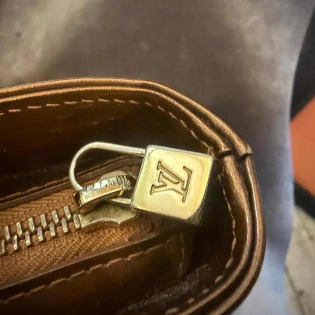 A 2000 Louis Vuitton Brown Patent Leather and Vachetta Houston Shoulder Bag For Sale - Image 18 of 18