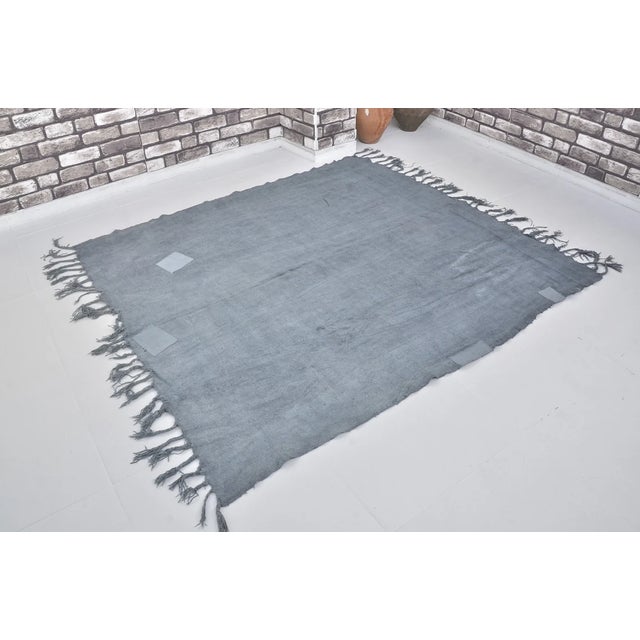 Vintage Anatolian Flatweave Kilim - Industrial Modernist Charcoal Gray Fringed Rug For Sale - Image 4 of 10
