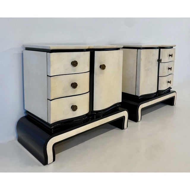 Osvaldo Borsani Art Deco Parchment and Black Lacquered Nightstands by Osvaldo Borsani, Italy, 1940s, Set of 2 For Sale - Image 4 of 7