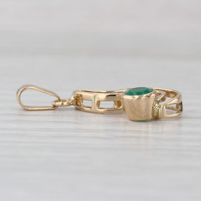Modern 0.35ct Emerald Drop Pendant 18k Yellow Gold Round Solitaire For Sale - Image 3 of 5