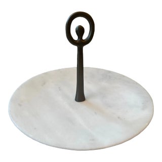 The Althaea Series “Anassa” Marble Round Serving Plate With Bronze Handle by Anaktae For Sale