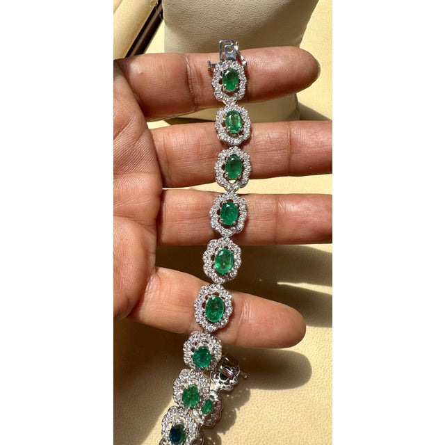 10 Carat Natural Brazilian Emerald & Diamond Tennis Bracelet 14 Karat Gold For Sale - Image 9 of 18