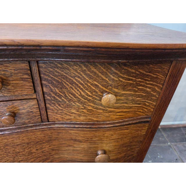 A nice Tiger Oak Dresser Chest of Drawers Mission Arts & Crafts Quater Sawn. Stunning wood grain!