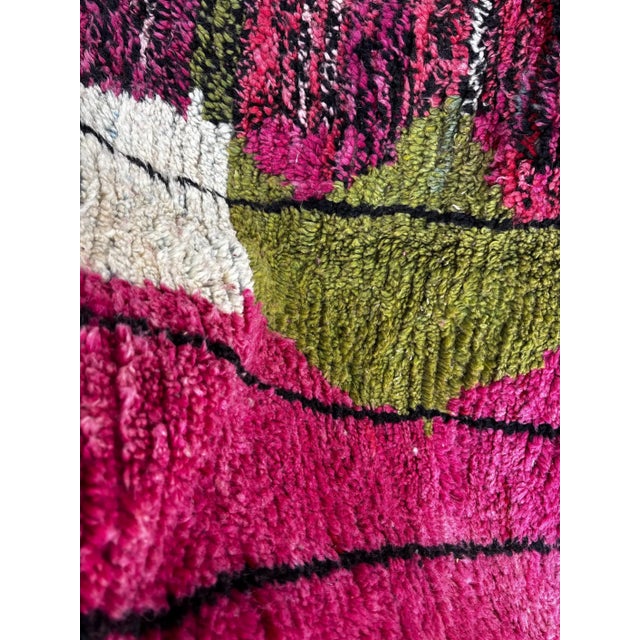 This modern Moroccan rug is handmade from 100% natural wool by skilled Berber artisans. With its bold geometric patterns...