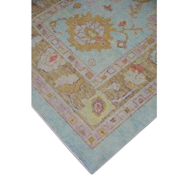 This modern Turkish Oushak rug is a stunning piece of art that has been handwoven using traditional techniques by skilled...