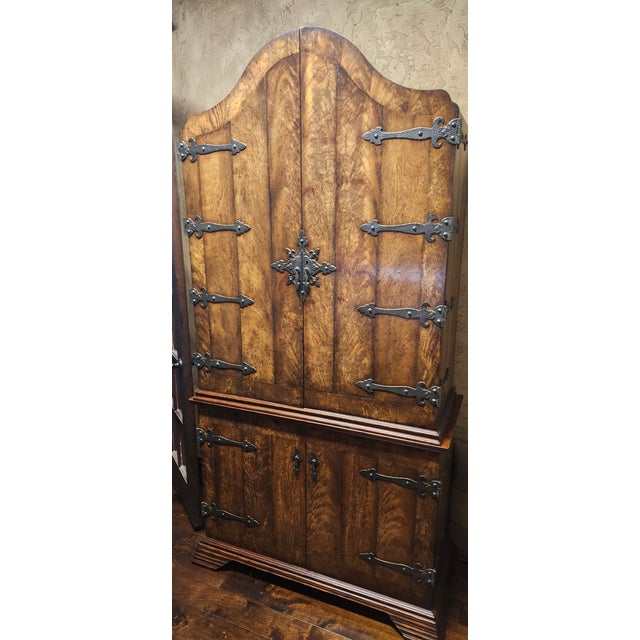 This timeless Jonathan Charles cabinet is a masterclass in fine woodworking, showcasing brilliantly matched, highly...