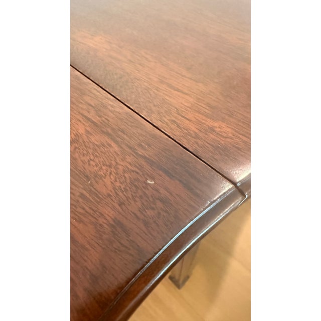 Late 20th Century Kindel Winterthur Mahogany Drop-Leaf Pembroke Table With Drawer For Sale - Image 9 of 14